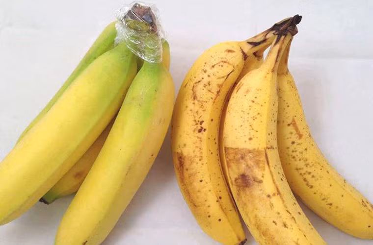 Chuối. Nhìn chung, chuối không được khuyến khích bảo quản trong tủ lạnh bởi nó dễ trở nên thâm đen. Chỉ khi chưa sử dụng ngay, các bà nội trợ mới nên bọc cuống chuối bằng màng bọc thực phẩm và cho vào tủ.