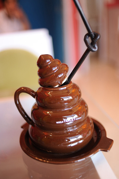 Dụng cụ đựng đồ uống được mô phỏng hình dạng chất thải.