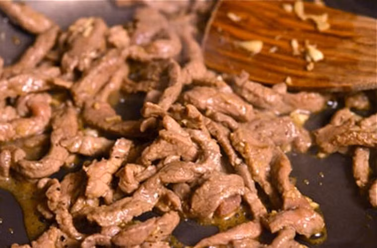 Thịt bò xào me. Vị mềm ngọt của thịt bò, bùi của lạc, giòn của hành tây, chua cay cùng vị đặc trưng của mùi tàu rất hợp cho những ngày hè trời đổ mưa.