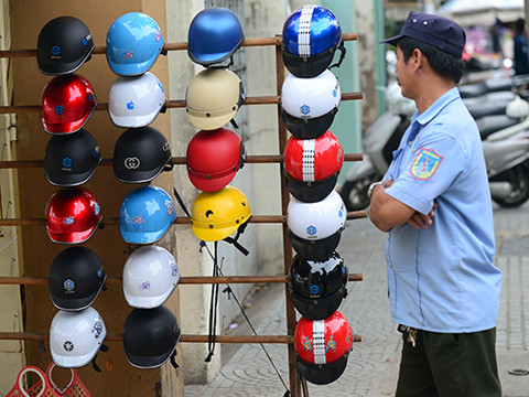 Mũ bảo hiểm không rõ nguồn gốc xuất xứ được bày bán trên đường Nguyễn Trãi, Q.1, TP HCM chiều 28/6.