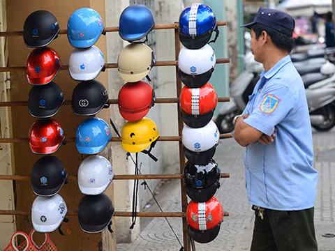 Mũ bảo hiểm không rõ nguồn gốc xuất xứ được bày bán trên đường Nguyễn Trãi, Q.1, TP HCM chiều 28/6.