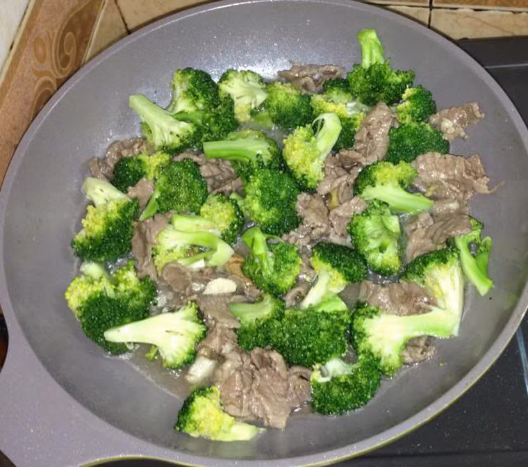 Súp lơ xào thịt bò. Bên cạnh thịt gà, các bà nội trợ có thể giúp con mình đổi vị bằng món súp lơ xào thịt bò. Mùi thịt bò thơm lừng cùng với vị giòn tan của loại rau xanh đi kèm sẽ vô cùng hấp dẫn.