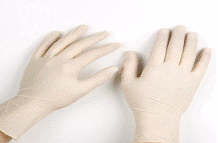 Nếu không may chạm tay vào đá khô, bạn có thể đối diện tình trạng bỏng lạnh hoặc tê cóng. Tốt nhất, nên đeo găng tay để bảo vệ cơ thể khi tiếp xúc với loại đá này.