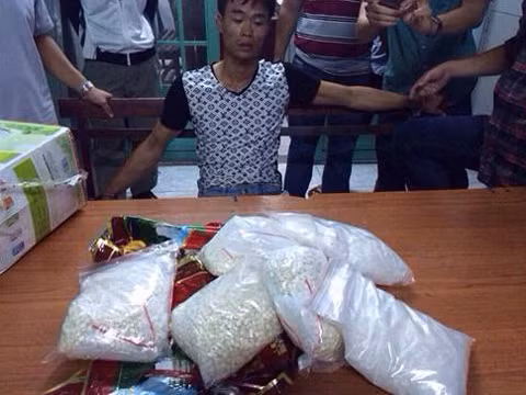Phạm Văn Hoàng cùng tang vật hơn 7.1 kg ma túy.
