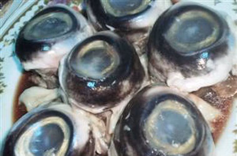 Nếu như quá trình khai thác mắt cá ngừ công phu bao nhiêu thì việc chế biến lại được giảm thiểu bấy nhiêu.