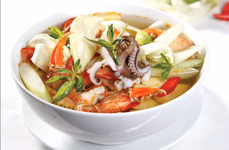 Canh chua hải sản. Nguyên liệu gồm có mực tươi, tôm, dứa, cà chua cùng các loại gia vị đi kèm. Nếu bạn thích ăn đậu phụ thì có thể thêm vào lúc canh gần chín, món canh chua hải sản sẽ hấp dẫn ngon và mát hơn nhiều.