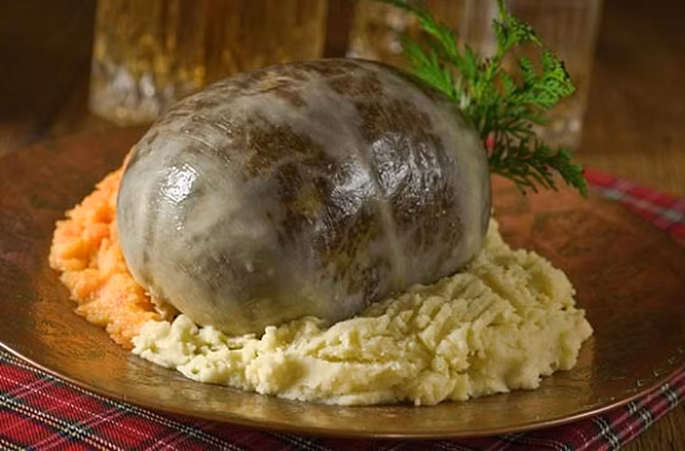 Haggis. Haggis là món ăn của người Scotland được làm từ nội tạng cừu như phổi, gan, tim. Các cơ quan này được trộn với hành tây băm nhỏ, muối, gia vị, thịt bò và mỡ cừu nguyên chất. Hỗn hợp tiếp tục được trộn lẫn với nước xương hầm và nhồi vào bên trong dạ dày động vật. Chúng có hình dạng giống như quả bóng thịt lớn, sau đó được ninh nhỏ lửa trong khoảng 3 giờ.
