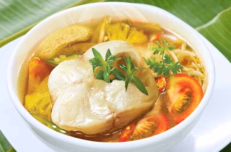 Canh chua cá lóc. Canh chua cá lóc là món ăn quen thuộc với người dân Việt Nam; đặc biệt là ở vùng miền tây Nam Bộ.
