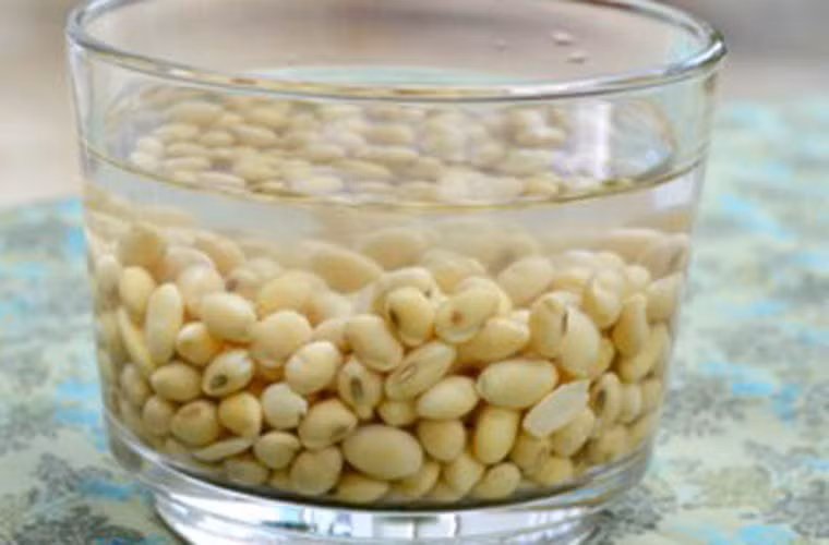 Để có được sản phẩm ưng ý, người ta chọn các hạt đậu tương nhỏ, ngâm nước trong vòng một ngày cho đến khi mềm ra, đem luộc thật chín, rồi mới cho lên men.