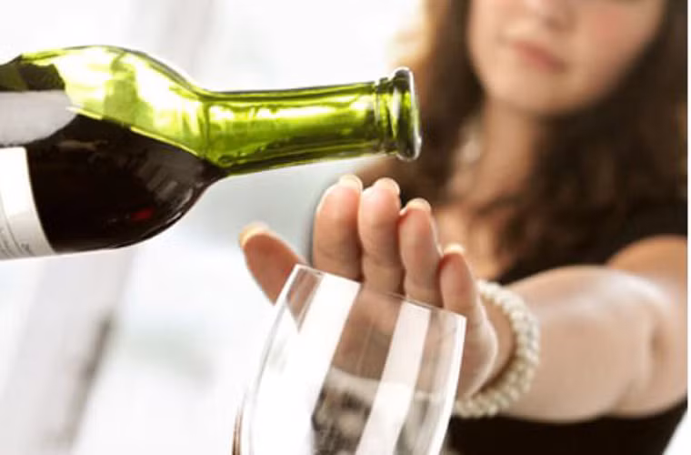 Bỏ thuốc lá và hạn chế đồ uống có cồn. Theo Hiệp hội Ung thư Mỹ, 28% tử vong do ung thư dạ dày liên quan trực tiếp đến việc sử dụng thuốc lá. Hút thuốc lá không chỉ làm tăng nguy cơ mắc ung thư dạ dày mà còn liên quan đến các dạng khác như ung thư miệng, ung thư thực quản, ung thư phổi... Bỏ thuốc lá, nghiện rượu sớm sẽ giúp làm tăng khả năng miễn dịch của cơ thể và khả năng chống lại tế bào ung thư.