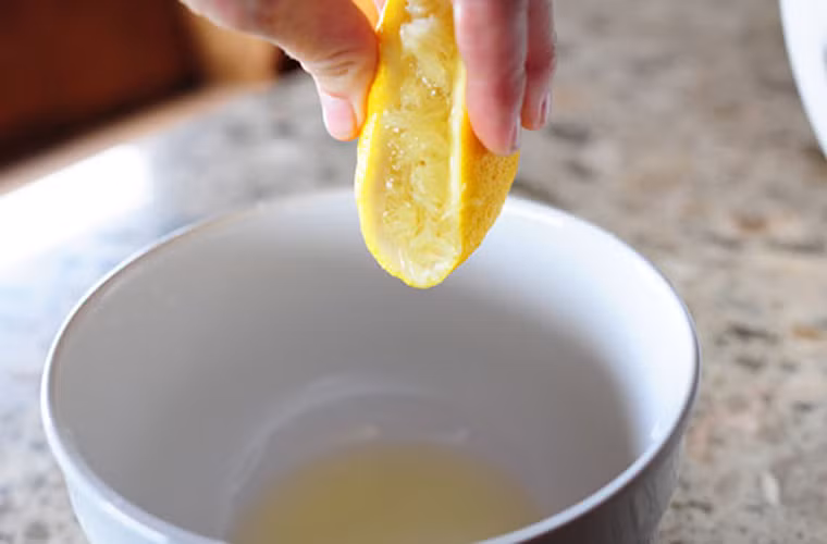 Ngoài ra, các bà nội trợ có thể ngâm chanh vào nước nóng (40 – 50 độ C) vài phút rồi chế biến cũng giúp thu được lượng nước không ngờ.