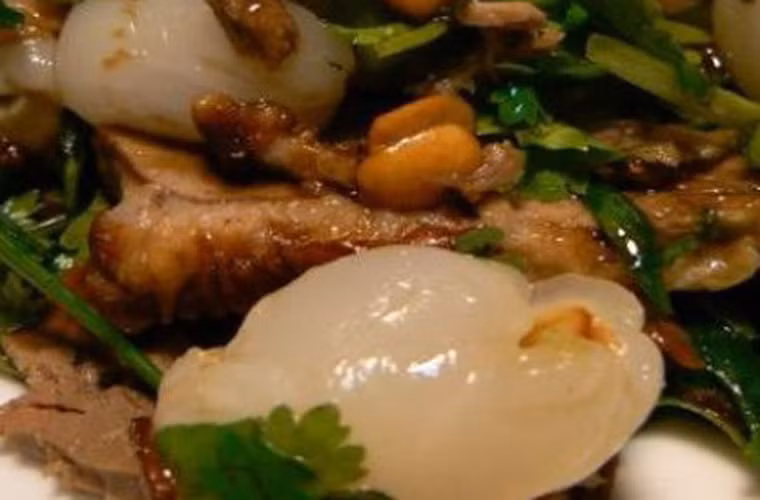 Gỏi vịt quay trái vải. Gỏi vịt quay trái vải hấp dẫn người ăn nhờ vị ngọt thơm tự nhiên của vải ngấm sâu vào từng thớ thịt vịt. Thế nhưng, khi ăn những miếng thịt vịt vẫn tạo cảm giác giòn tan trên đầu lưỡi cùng với vị chua rôn rốt, giòn sần sật của xoài xanh.