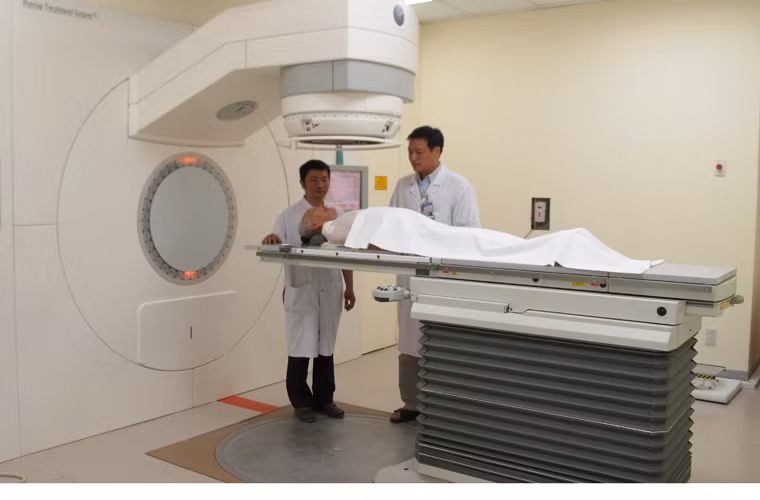 Tránh tiếp xúc với hóa - xạ trị. Đây được xem là hai yếu tố làm tăng nguy cơ mắc ung thư xương. Điều này đặc biệt quan trọng với đối tượng trẻ nhỏ. Theo kết quả được công bố trên trang cancer.about.com, nếu thường xuyên tiếp xúc với hóa – xạ trị, các em có nguy cơ mắc ung thư xương cao năm năm sau đó.