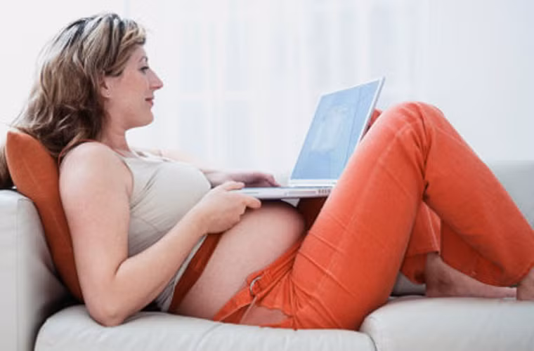 Điều đáng báo động là, trong khi phụ nữ mang thai có thể nhận thức khá rõ ràng về nguy cơ sức khỏe từ thuốc lá, rượu và thực phẩm nhiễm độc thì họ lại có xu hướng đánh giá thấp mối nguy từ bức xạ. Nhiều người còn vô tư đặt điện thoại ở túi áo trước ngực, laptop có kết nối wifi trên bụng mình.