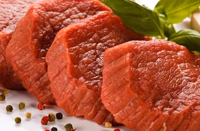 Thịt đỏ. Ăn một chiếc xúc xích nhỏ hoặc hai lát thịt xông khói cùng xúc xích (tương đương 50 gram protein thực phẩm chế biến) làm tăng 21% nguy cơ mắc ung thư đại tràng.