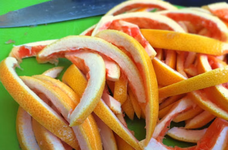 7. Tạo mùi thơm cho gian bếp. Cho 1 – 2 quả cam tươi cắt lát cùng vài thanh quế khô vào nồi nhỏ, đổ nước rồi đun sôi. Tinh quế có khả năng diệt khuẩn rất tốt trong khi tinh dầu cam lại giúp bạn cảm thấy dễ chịu, nhẹ nhàng hơn nhiều.