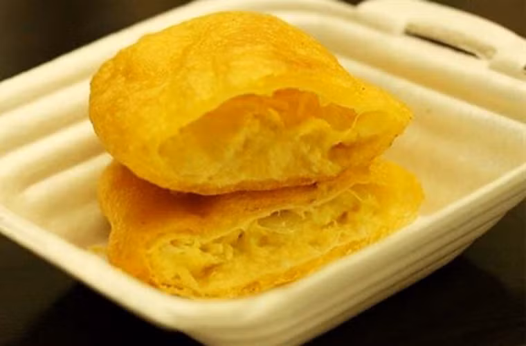 Bánh sầu riêng chiên. Bánh sầu riêng có chút béo nên dễ gây ngán khi ăn nhiều. Tuy vậy, nếu thưởng thức từng chút một, bạn sẽ dễ dàng bị chinh phục bởi vị giòn tan hòa quyện với mùi thơm tuyệt hảo.