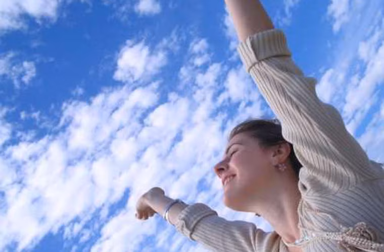 Một yếu tố vô cùng quan trọng khác mà mọi người ít nghĩ tới là sự căng thẳng có thể khiến cơ thể phản ứng tiêu cực. Chính vì vậy, hãy luôn giữ tâm trạng thoải mái bằng cách tìm đến người thân, bạn bè hoặc các phương tiện giải trí để giải tỏa phiền não.