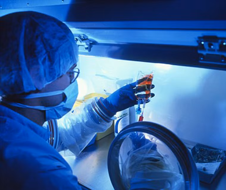 Hoá trị. Các thuốc này thường được dùng phối hợp với nhau trong một tuần, sau đó nghỉ thuốc từ 2 – 3 tuần rồi lại dùng tiếp. Nếu ở giai đoạn sớm, hoá trị thường được lựa chọn là yếu tố hỗ trợ cho phẫu thuật và tia xạ để tiêu diệt tận gốc tế bào ung thư.