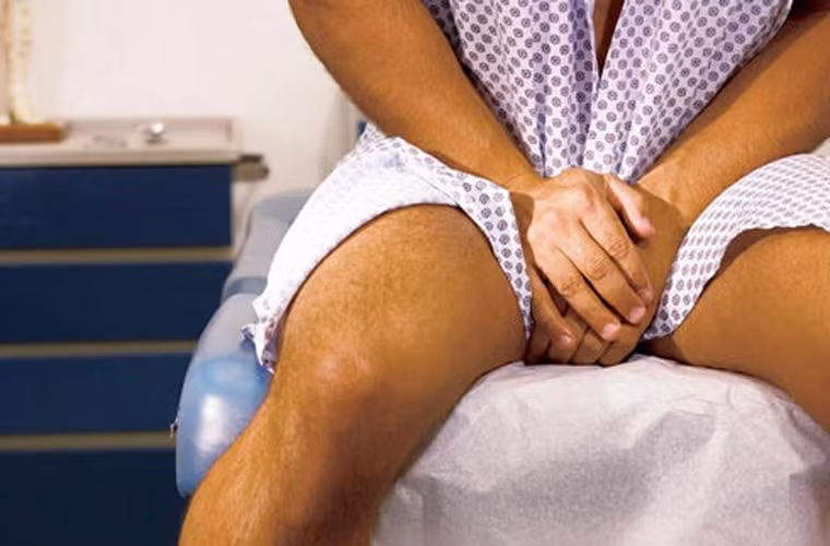 Nguy cơ mạnh nhất và bị coi là nguy cơ rõ rệt nhất là tình trạng tinh hoàn ẩn. Ngoài ra, các yếu tố như tuổi tác; di truyền; môi trường làm việc cũng ảnh hưởng không nhỏ đến khả năng mắc bệnh. Chính vì vậy, muốn không chịu những cơn đau kinh hoàng do ung thư tinh hoàn gây ra, phái mạnh nên cảnh giác với những yếu tố trên và thường xuyên thăm khám sức khỏe.