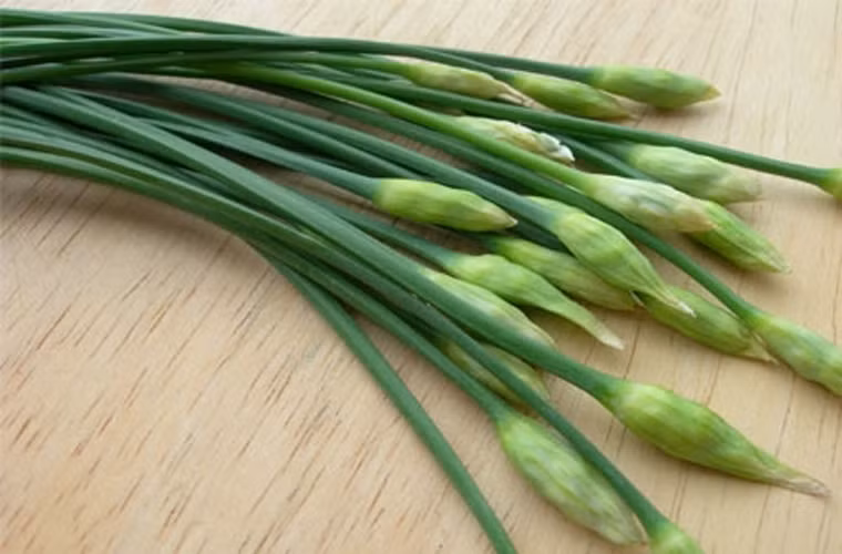 Hẹ không chỉ là trợ thủ đắc lực giúp não luôn minh mẫn, nó còn là một "siêu thực phẩm" ngăn ngừa ung thư hiệu quả. Chính việc sở hữu trong mình một lượng dinh dưỡng khổng lồ như vitamin K, folate, choline, canxi, magie, phốt pho, kali, khoáng chất và các chất chống oxy hóa cao giúp hẹ.