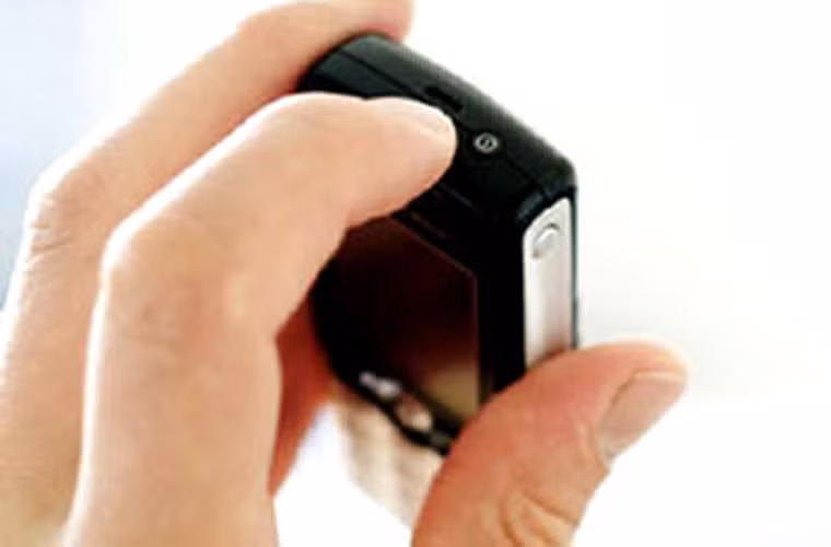 Khi ngủ, người dùng không nên đặt điện thoại gần đầu, đặc biệt là đối với các bé trong nhà. Nên tắt điện thoại vào ban đêm hoặc cách đầu ít nhất 1,8m.