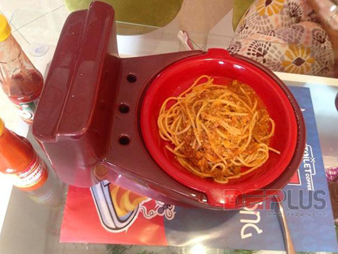 Thức ăn đựng trong bồn cầu mini.