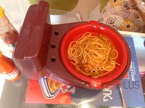 Thức ăn đựng trong bồn cầu mini.