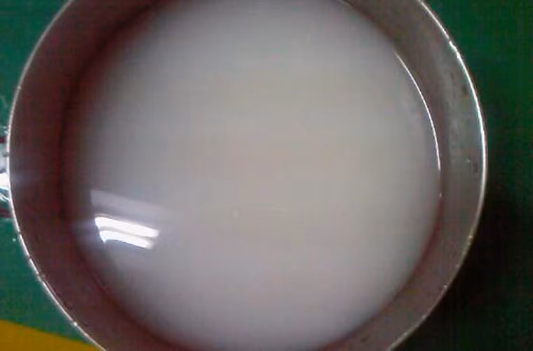 Bổ sung thức ăn dạng lỏng. Sau phẫu thuật khoảng 1 tuần, bạn có thể tăng cường dinh dưỡng bằng cách sử dụng thức ăn dạng lỏng. Tuy nhiên, mỗi lần chỉ nên bổ sung từ 4-5 muỗng canh, cứ cách 2 tiếng uống 1 lần. Nếu không có phản ứng bất thường, ngày tiếp theo có thể tăng lên mức 50-80ml/ lần. Ngày thứ ba để chế độ ăn toàn chất lỏng, mỗi lần từ 100-150ml.