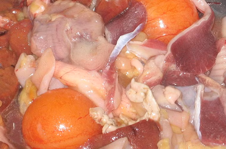 Tiếp đó, người ta dùng tay để dứt hết toàn bộ lòng mề, ruột bên trong sao cho bụng gà trở thành một khoang rỗng.