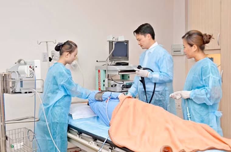 Hóa trị. Hóa trị là cách thức tiêu diệt tế bào ung thư dạ dày bằng sử dụng hóa chất. Hóa trị có thể áp dụng kết hợp với phương pháp xạ trị, phẫu thuật hoặc sử dụng riêng biệt cho những bệnh nhân ung thư dạ dày giai đoạn cuối.