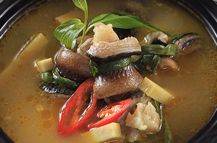 Lươn um lá nhàu. Món ăn này không những ngon mà còn rất bổ. Lươn um lá nhàu phải ăn nóng mới ngon. Tuy nhiên, lươn um cá nhàu lại không thích hợp để nhâm nhi với bia, thực khách phải tìm đến rượu đế Cái Tàu mới được xem là “chuẩn”.