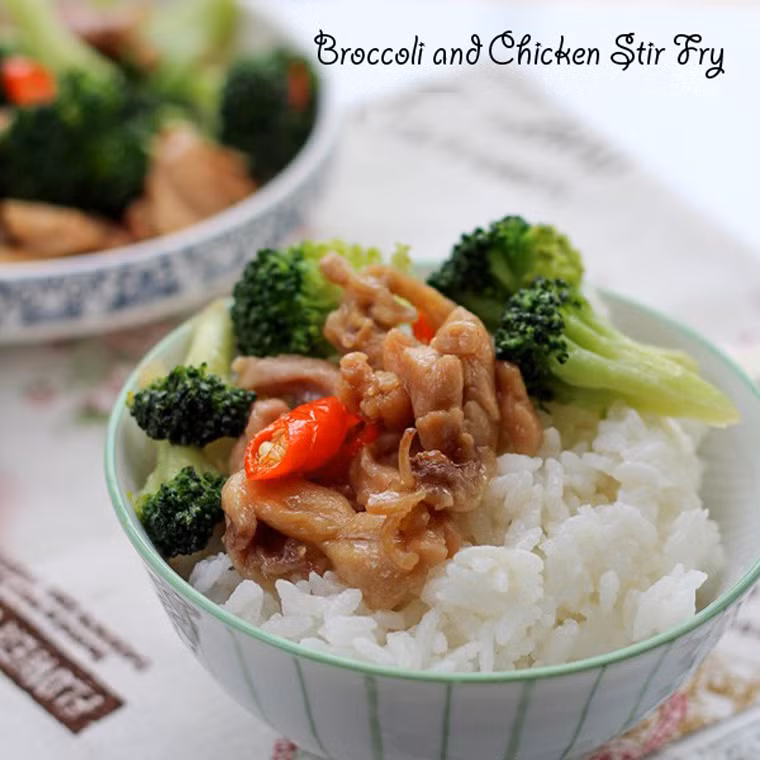  Thịt gà xào súp lơ. Với nguyên liệu chủ yếu là thịt gà và súp lơ, bạn chỉ cần 15 phút là có thể chiêu đãi cả nhà món ăn nóng hổi, giòn dai. Món ăn này rất hợp trong những buổi trời mưa, gia đình quây quần bên mâm cơm ấm cúng.