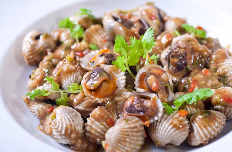 Sò huyết rang me. Bạn có rất nhiều lựa chọn để chế biến sò huyết. Tuy nhiên, thay vì hấp, luộc, nấu cháo như thường ngày, bạn có thể đổi món bằng sò huyết xào me béo ngậy, thơm mùi me chua thanh khó cưỡng.