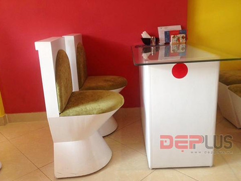 Bàn, ghế và các vật dụng trang trí đều ở dạng mô phỏng hình dạng...toilet.