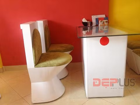 Bàn, ghế và các vật dụng trang trí đều ở dạng mô phỏng hình dạng...toilet.