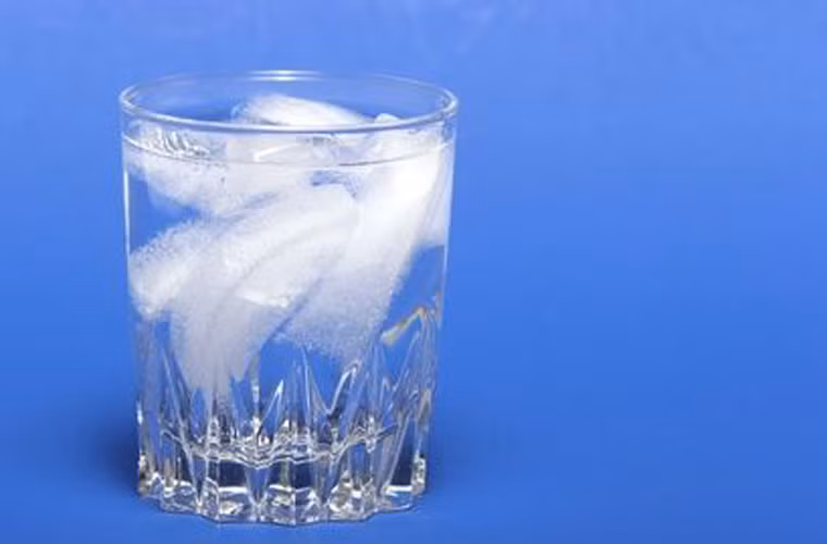 Nhờ đặc điểm trên, bạn có thể dễ dàng phân biệt được khi cho đá khô vào nước. Ở đây, chúng chỉ có thể làm lạnh chứ không thể làm loãng nước như đá viên thông thường.