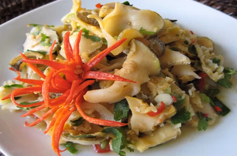 Gỏi ốc. Thông thường, người ta sẽ kết hợp ốc với xoài xanh hoặc hành tây. Chỉ cần trộn đều nguyên liệu với nước sốt đủ vị cay, chua, mặn, ngọt sẽ có ngay món ăn vặt ngon tuyệt hảo.