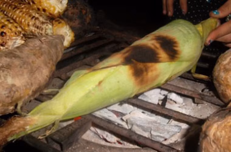 Ngô nướng bẹ. Những ngày mưa gió se lạnh, vị dẻo ngọt, thơm thoảng của ngô nướng bẹ sẽ là lựa chọn số 1 để các bà vợ chiêu đãi chồng trong lúc “cháy” hết mình với trái bóng.