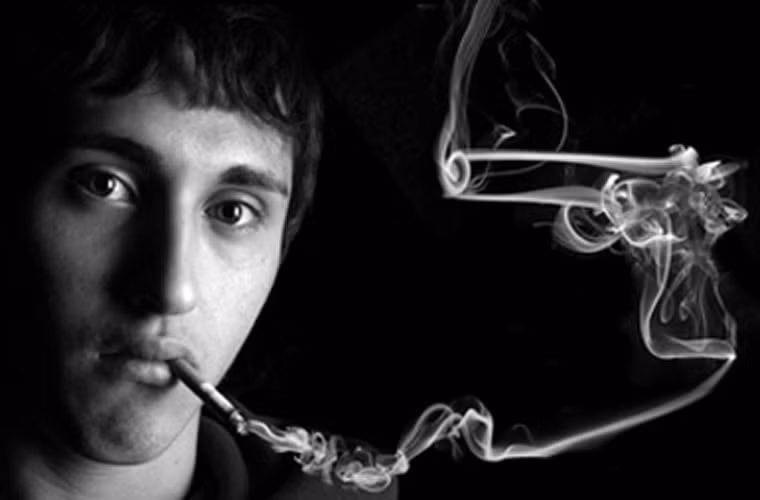 Hút thuốc. Người có thói quen sử dụng thuốc lá sẽ có nguy cơ mắc bệnh cao hơn nhiều so với người không bao giờ đụng điếu.