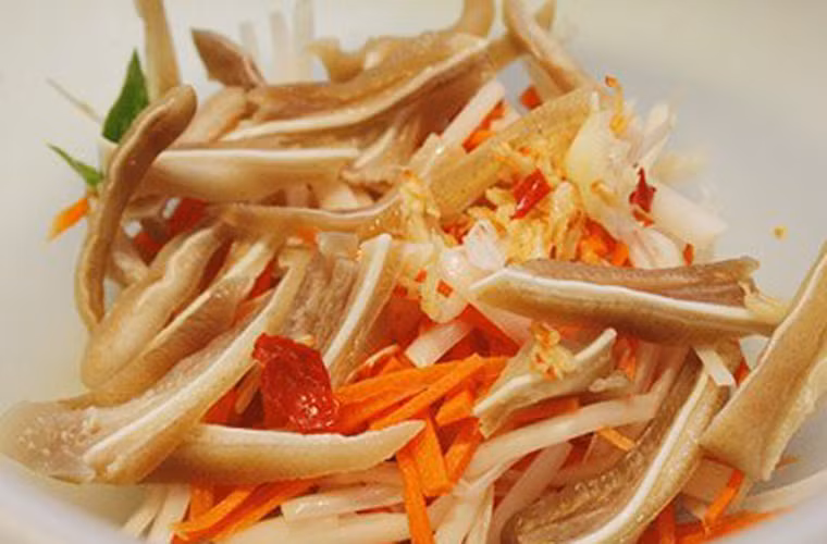 Gỏi cà rốt tai lợn. Nguyên liệu chính của món ăn gồm cà rốt, tai heo, lạc, rau răm, chanh, ớt, nước mắm, muối, giấm và đường. Gỏi cà rốt tai lợn không những dễ ăn mà còn giúp chống táo bón, làm sạch ruột, tăng cường hệ miễn dịch và dưỡng da.