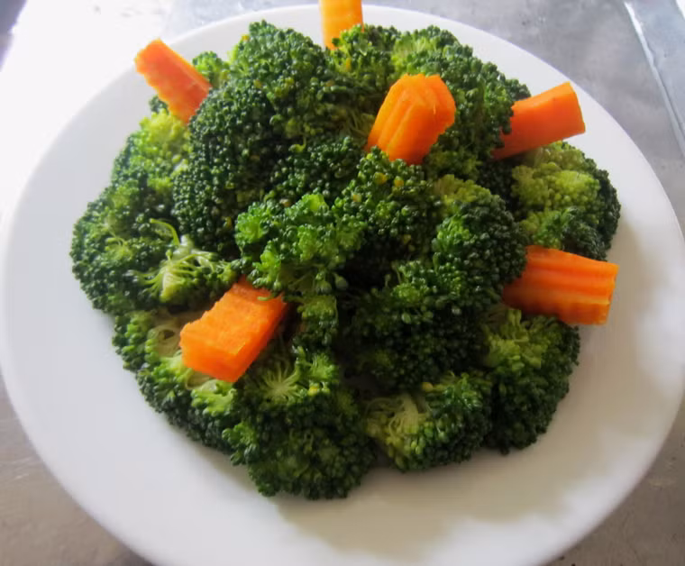 Súp lơ luộc. Không cầu kỳ nhưng súp lơ luộc vẫn “được lòng” các thành viên trong gia đình nhờ vị ngọt mát, rất hợp với thời tiết nóng nực.