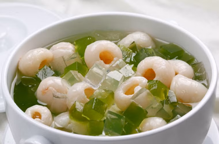 Chè vải rau câu. Sự kết hợp hoàn hảo giữa thạch rau câu, nước dừa, hạnh nhân và vải sẽ giúp cả nhà có được món ngon giải nhiệt trong ngày hè nóng nực. Tuy nhiên, nếu không thích ăn ngọt, bạn nên hạn chế lượng đường nêm vào bởi bản thân các nguyên liệu làm món này vốn đã ngọt lịm.