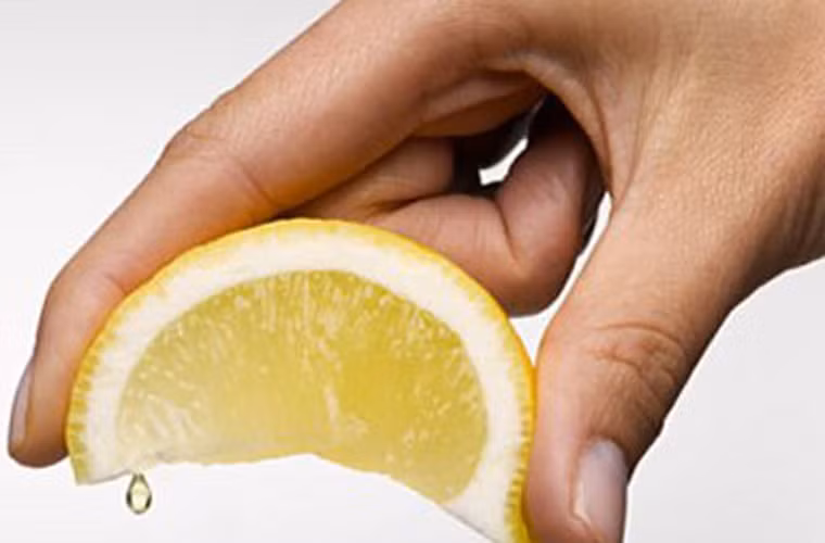 Vắt chanh được nhiều nước. Những quả chanh mỏng vỏ, da căng mịn thường cho lượng nước nhiều và chất lượng hơn. Khi vắt, bạn nên lăn trái chanh vài lần rồi vắt sẽ thu được nhiều nước.