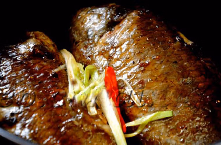 Cá rô rán xốt me chua ngọt. Cá rô rán xốt me chưa được biết đến nhiều ở Việt Nam song nó lại là món khoái khẩu tại đất Thái. “Ma lực” của món ăn chính là lớp chua ngọt xốt me trải đều trên lớp vỏ vàng nâu giòn của cá, mùi thơm của tỏi và hành khô.