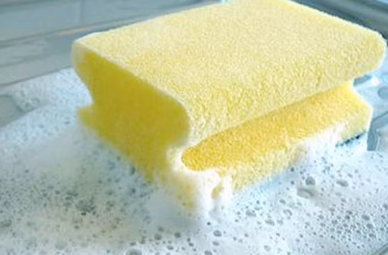 5. Loại bỏ mùi khó chịu từ ống nước thải. Đổ ít nước rửa bát trực tiếp vào đường ống thoát nước. Để yên 30 phút rồi xả nước để tống khứ những mùi khó chịu ứ đọng trong đường ống.