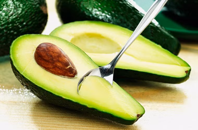 Bên cạnh giàu phytochemicals, bơ còn chứa nhiều chất chống oxy hóa như vitamin C, folate, vitamin E, chất xơ và chất béo không bão hòa. Chính nhờ nguồn chất béo không trans và ít chất béo bão hòa khiến bơ xứng đáng trở thành nguồn dinh dưỡng an toàn cho bạn.