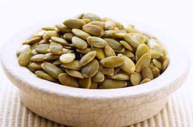 Trong khi đó, hạt bí ngô là nguồn chứa lượng kích thích tố nữ và cucurbitacin E phong phú. Chúng có khả năng ức chế sự di căn của tế bào ung thư trong cơ thể.