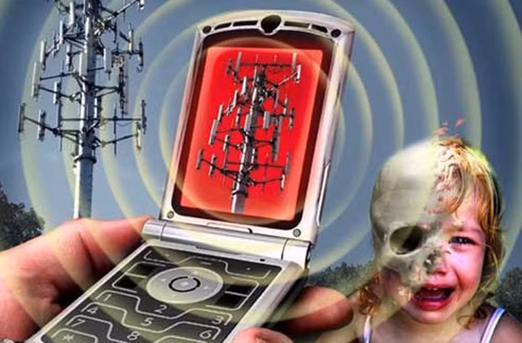 Bà cũng nhấn mạnh, việc các bậc phụ huynh cho con cái sử dụng điện thoại di động khi còn nhỏ có thể làm tăng khả năng mắc ung thư não. Nếu sử dụng thiết bị này chưa đến mười năm, nguy cơ mắc bệnh cao hơn từ 4-5 lần so với các bé không sử dụng. Việc các bé thường xuyên sống trong môi trường phủ sóng wifi cũng là yếu tố gây hại cho sức khỏe.