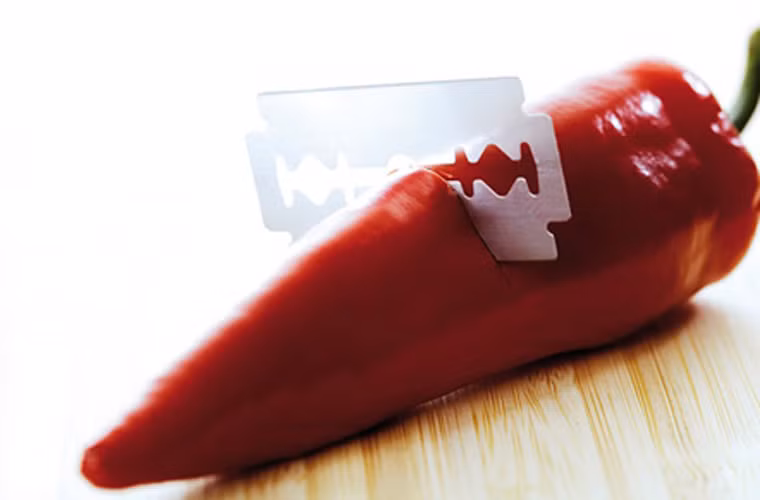 Cắt ớt không bị cay mắt. Trước khi cắt ớt thành từng miếng nhỏ, bạn nên cho chúng vào tủ đông để chừng vài phút rồi mang ra cắt bình thường.